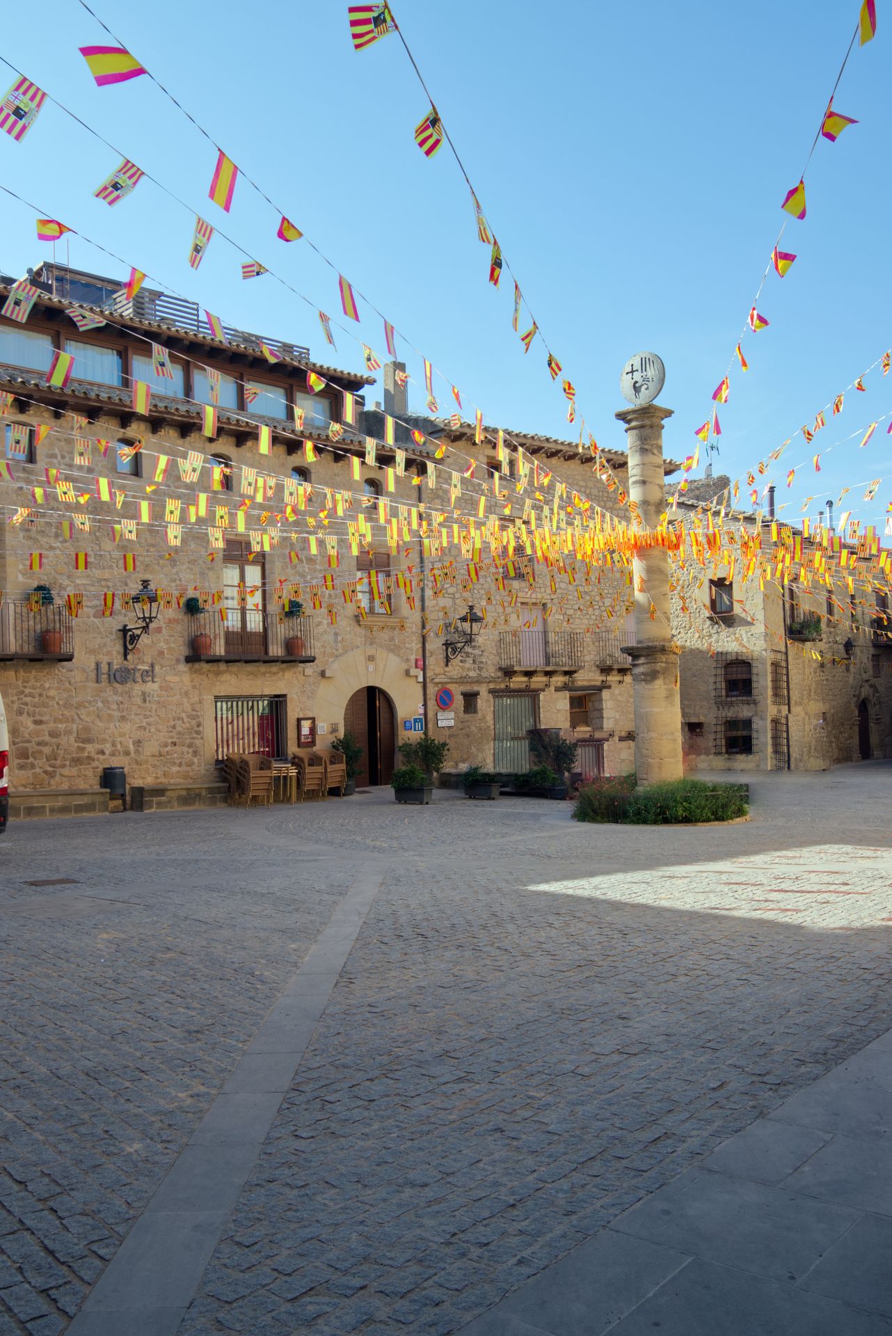 Pilar de la Plaza Y cárceles medievales