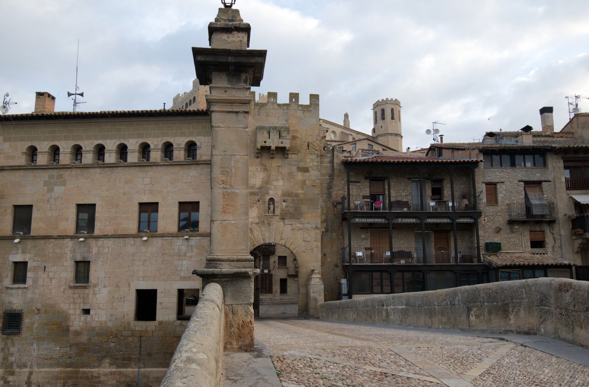 Puente de piedra y Puerta de San Roque