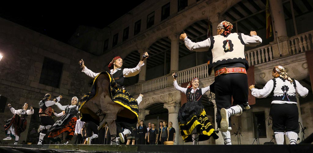 Noche de jota y rondalla en la Plaza de Valderrobres